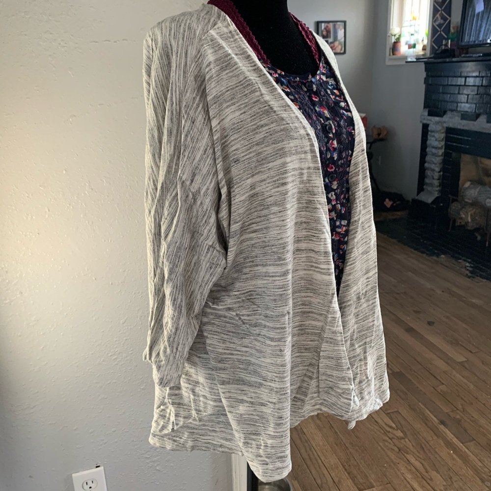 ❌SOLD❌ 🌟NWOT *LuLaRoe * Cardi🌟 - Picture 3 of 8